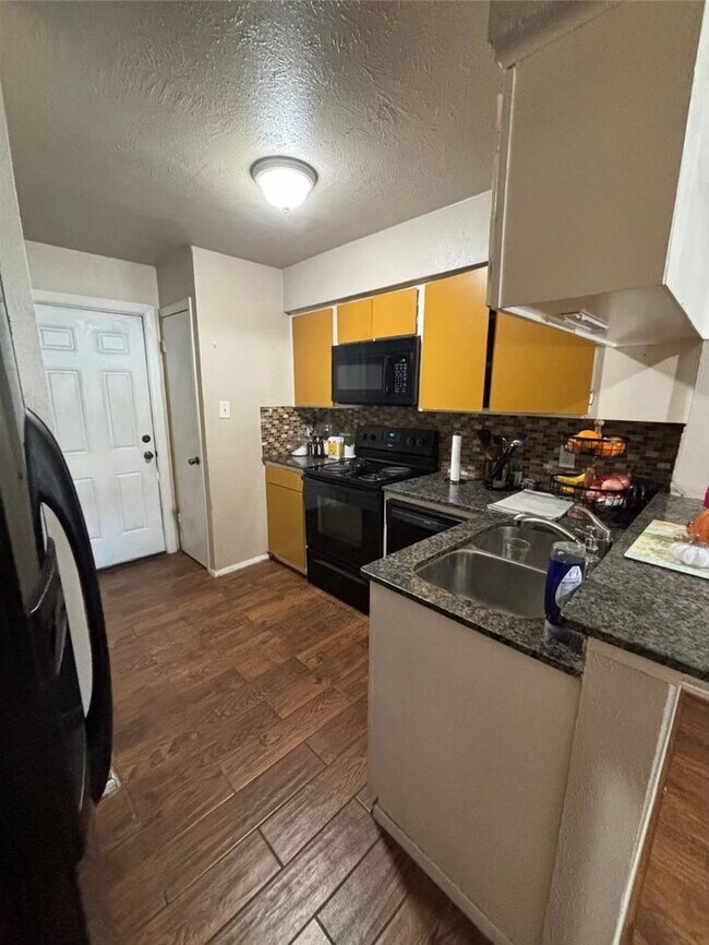 Building Photo - 4 Bed 3 Bath Townhouse - CLOSE TO UNT & TWU