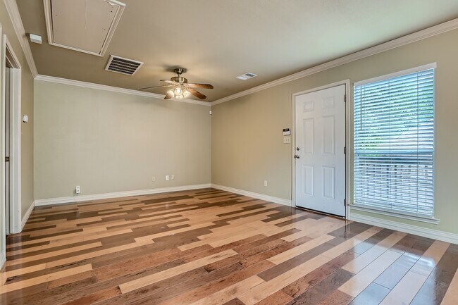 Building Photo - 2113 Thrasher Ln
