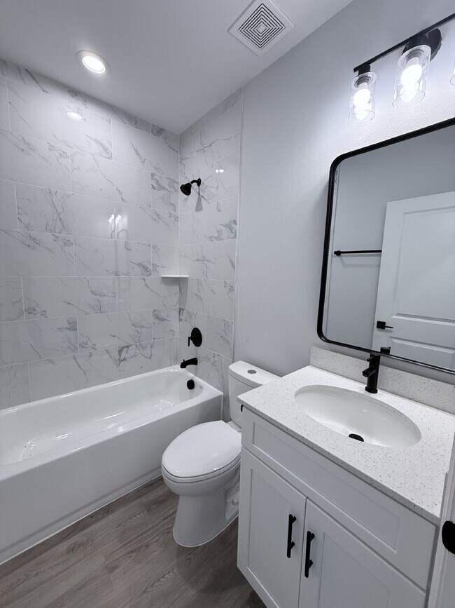 Building Photo - Move-In Ready! 3-bedroom and 2-bathroom home