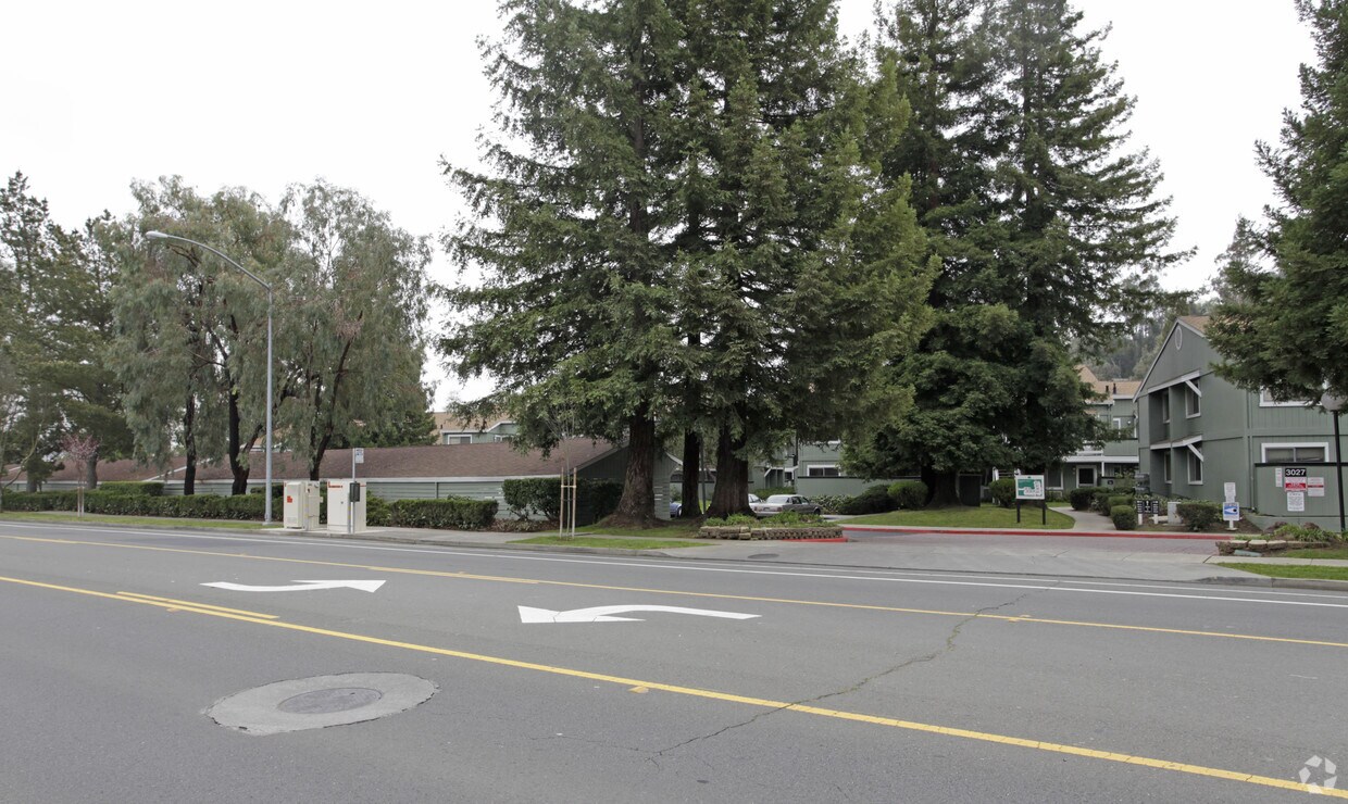 Foto del edificio - Charter Oaks Apartments