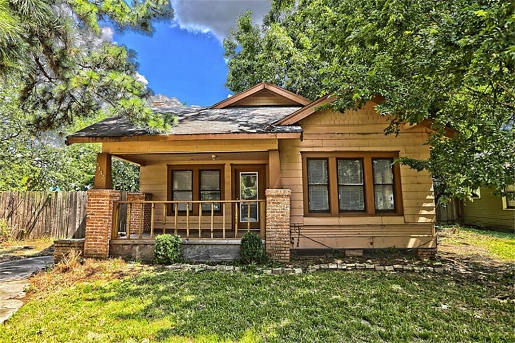 Primary Photo - 1133 E 7 1/2 St