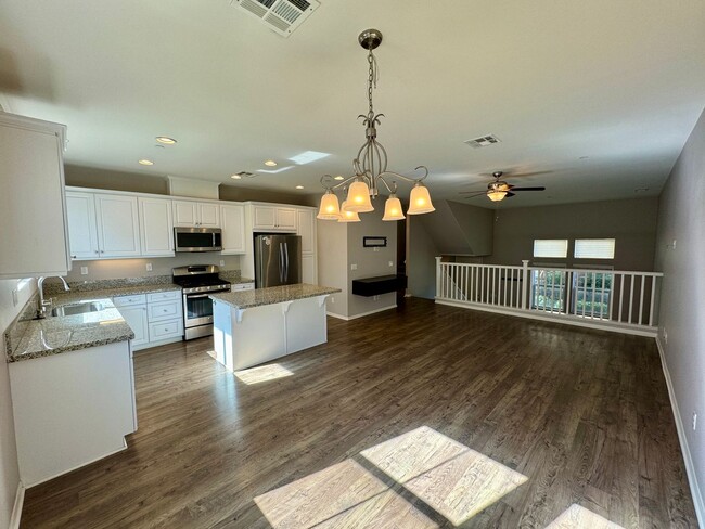 Building Photo - Great 3B/2.5BA Townhome in San Marcos!