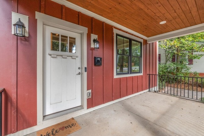 Foto del edificio - Beautiful Home with a Backyard Deck in Bid...