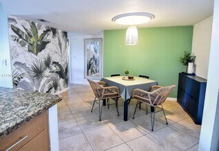 Building Photo - 3000 NE 5th Terrace