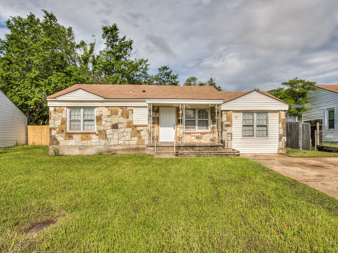 Primary Photo - 2121 June Ln