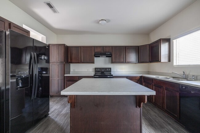Building Photo - 710 Yorkshire Dr