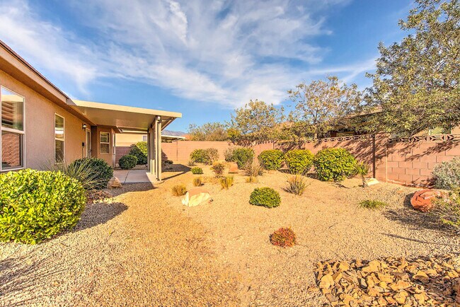 Foto del edificio - 3 bed 2 bath home with fully-fenced yard