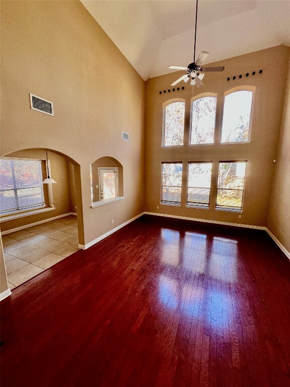 Building Photo - 833 Zappa Dr