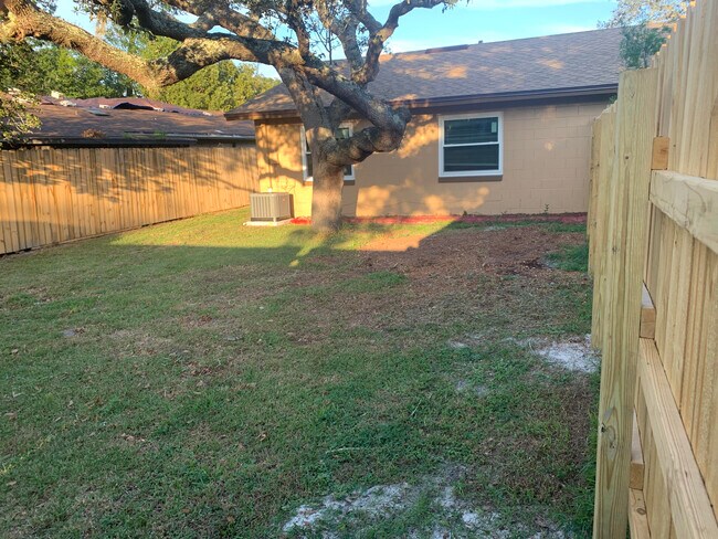 Building Photo - 504 Camino Ct