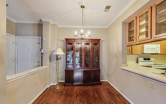 Foto del edificio - Stunning very spacious 2bedroom lovely Condo
