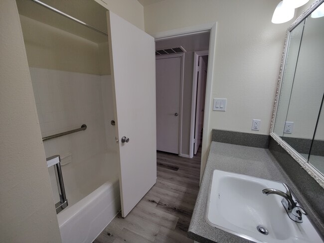 Building Photo - Albany Apartments