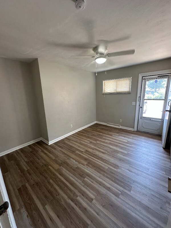 Foto del edificio - 4910 Lewis Ave