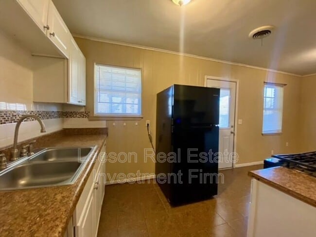 Building Photo - 9434 Woodcrest Dr