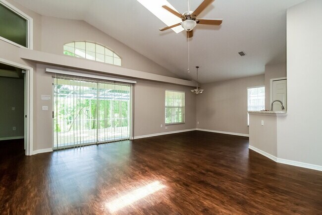 Foto del edificio - 996 Maple Ct