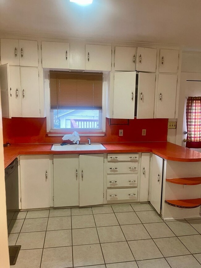 Building Photo - Great Location