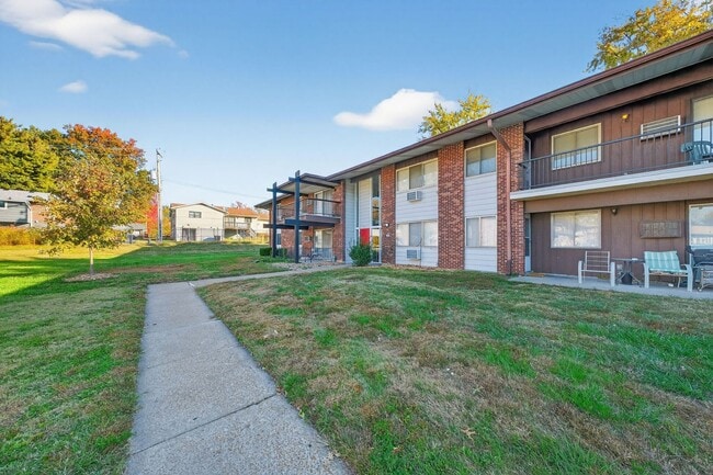 Foto del edificio - SECTION 8 WELCOME!8727 Sieloff Dr Unit B, Hazelwood, MO 63042