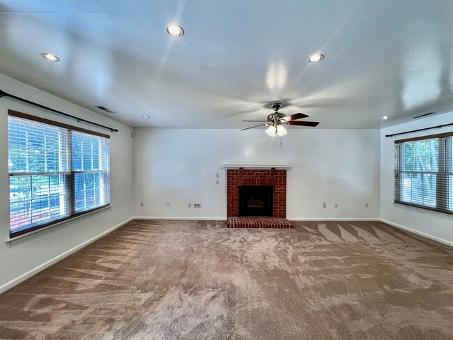 Building Photo - Gorgeous 4 Bedroom 2.5 Bath home in the he...