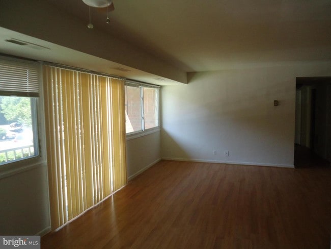 Building Photo - 5851 Quantrell Ave