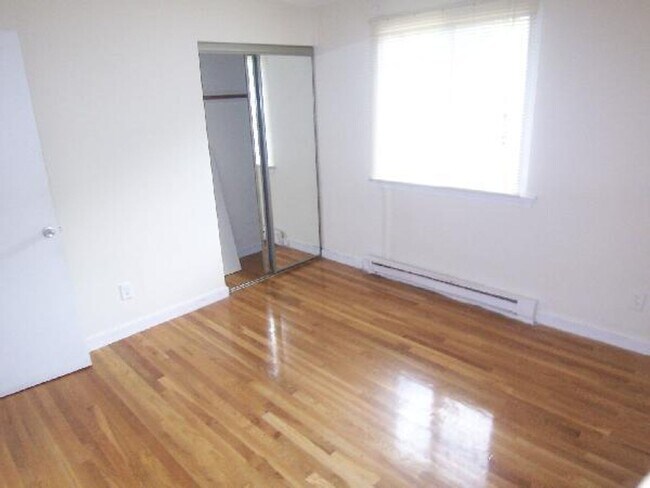 Building Photo - 2bed w/H + HW