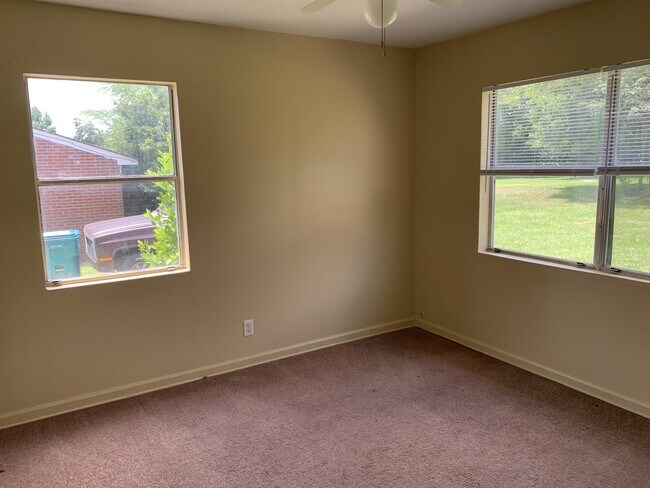 Building Photo - 228 Frieda Ln