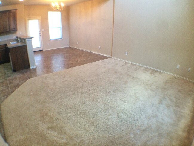 Building Photo - Stunning 3 Bed 2.5 Bath Townhome w Lawn Se...