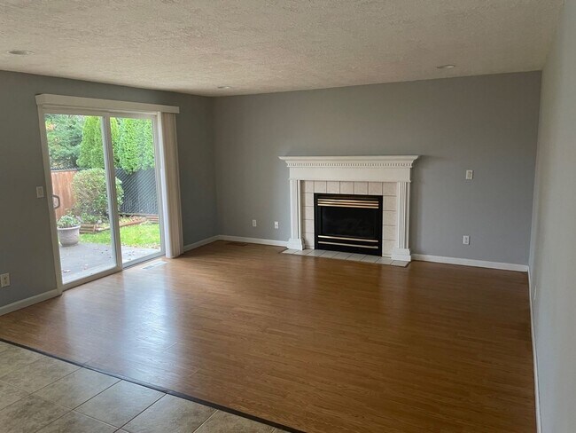 Building Photo - Beautiful 4 Bedroom 2-1/2 Bath Home in Wes...