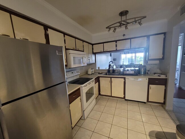 Building Photo - 2200 S Cypress Bend Dr