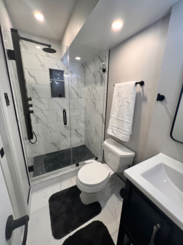 Building Photo - 1 Lakinhurst Ln