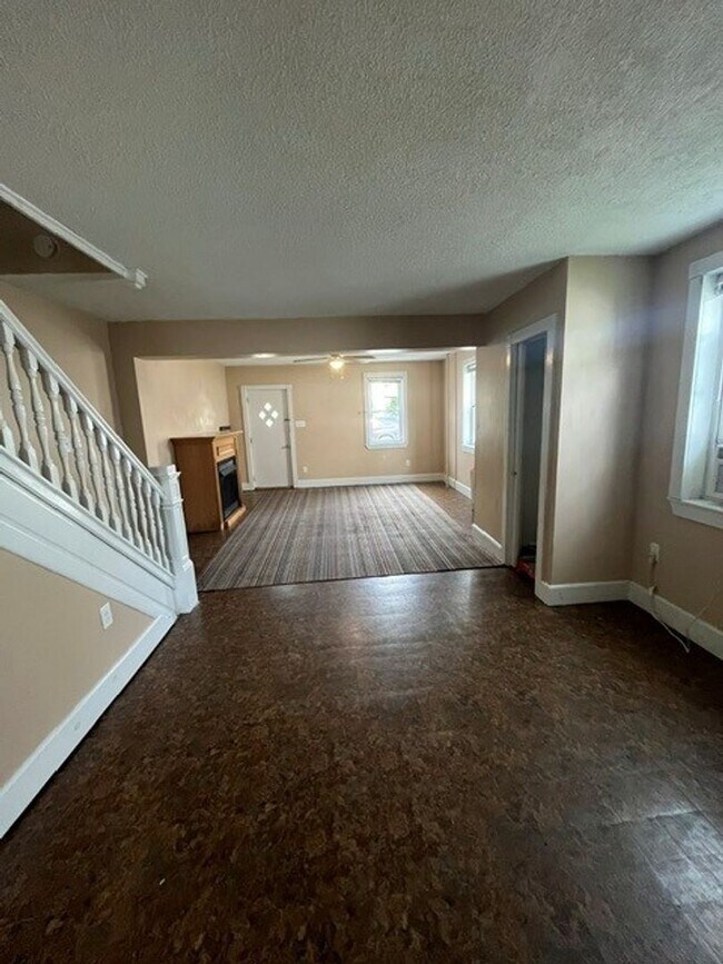 Building Photo - 3 bedroom 1 bathroom