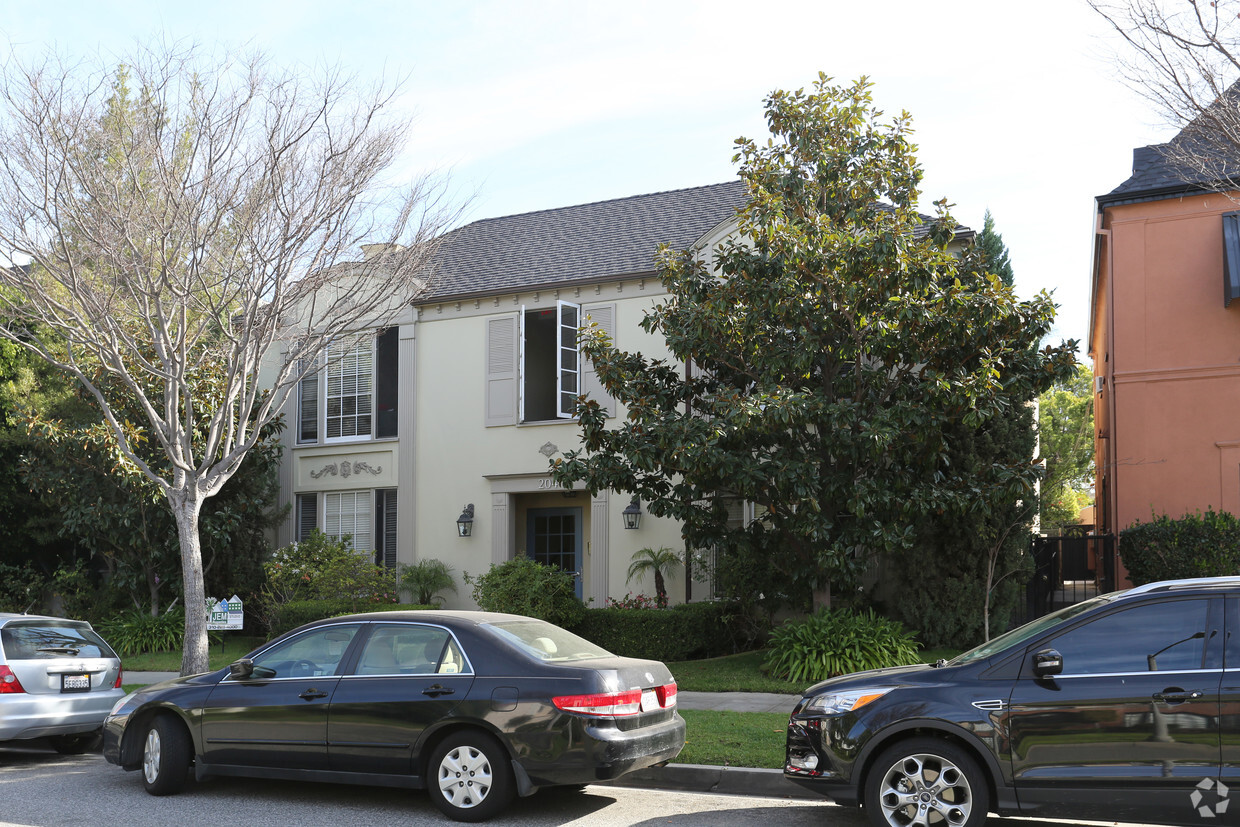 Primary Photo - 204 South Reeves Drive Apartments