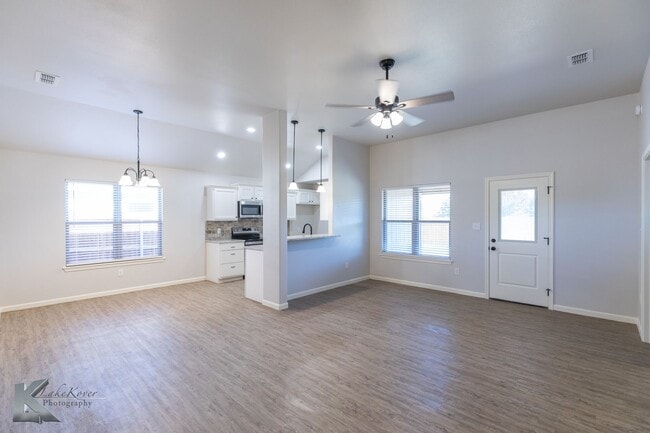 Foto del edificio - NEW CONSTRUCTION! 3 bed, 2 bath, 2 car garage