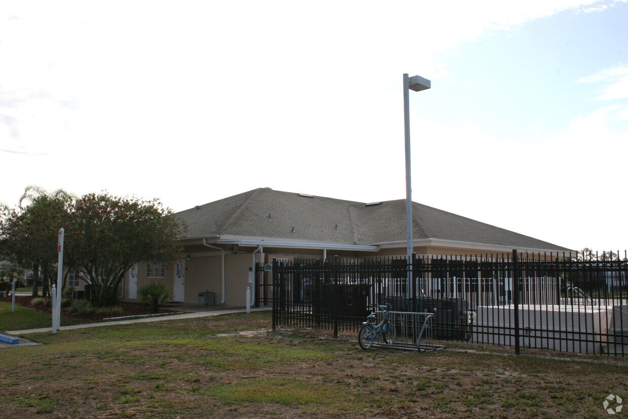 Paradise Lakes Mobile Home Park Apartments in Mulberry, FL