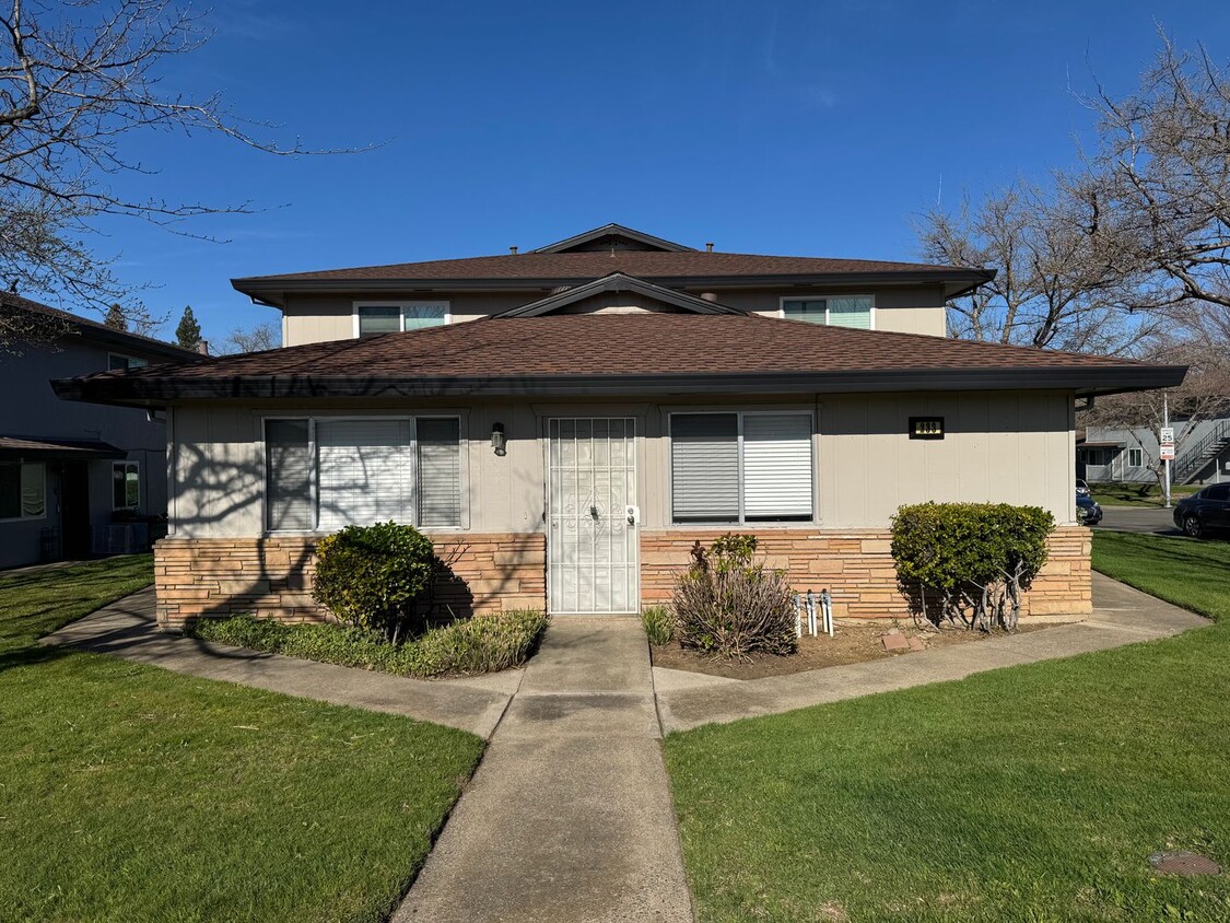 Primary Photo - Nicely updated Mequon Condo