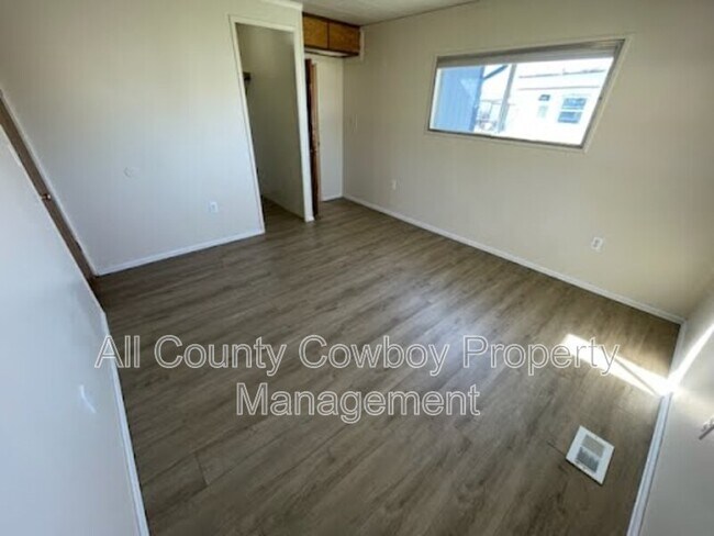 Foto del edificio - 954 N McCue St