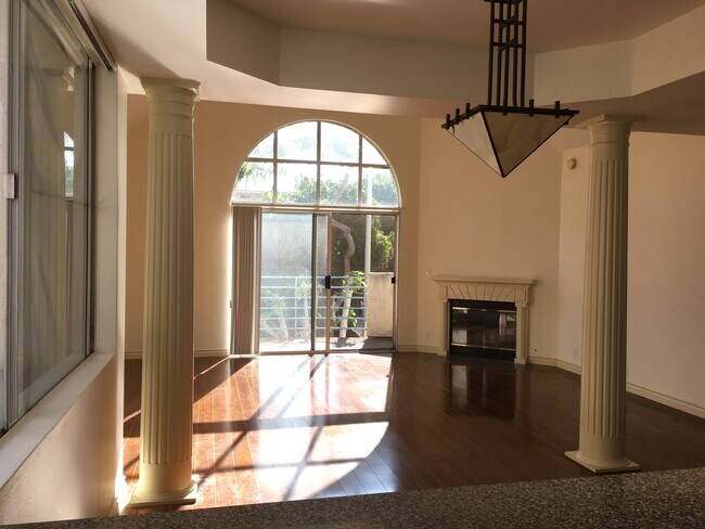 Living room - 645 Huntley Dr