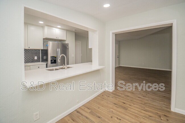 Foto del edificio - 304 La Serena St