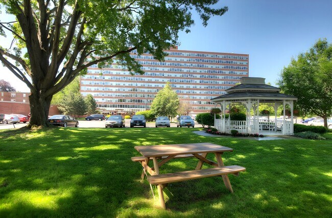 Foto del edificio - 1600 East