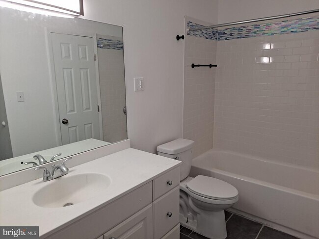 Building Photo - 5821 Royal Ridge Dr