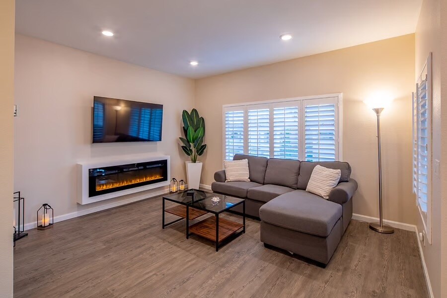 Foto principal - 251 S Green Valley Pky