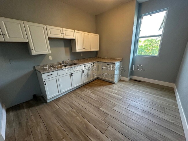 Building Photo - 821 Alby St