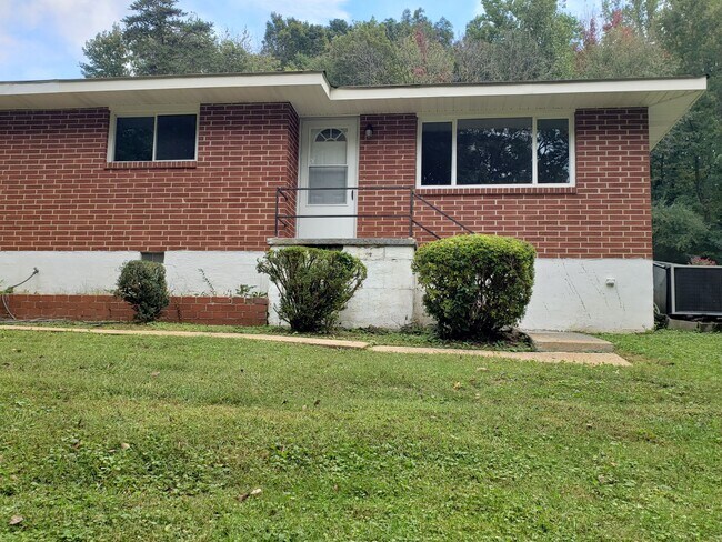 Foto del edificio - Beautiful 2 Bedroom 1 Bathroom Duplex Conv...