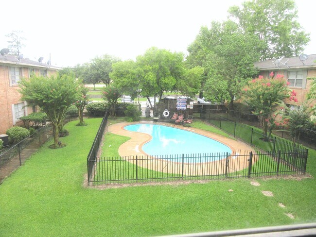 Building Photo - Spring Branch Condo