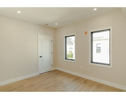 Building Photo - 134 Holton St