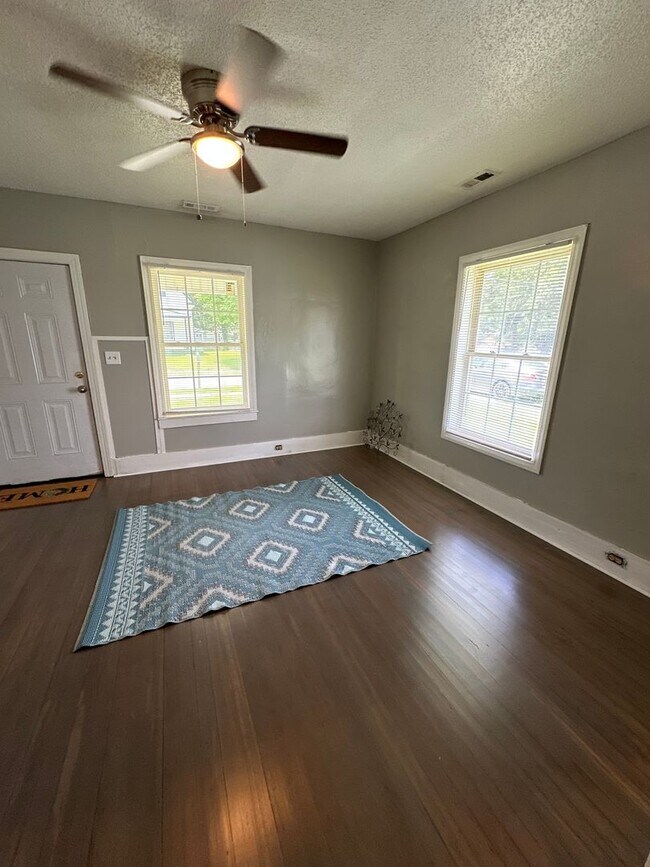 Foto del edificio - 3 Bed/ 1 Bath and move-in ready! www.PMCoreUSA.com submit guest card for showings!