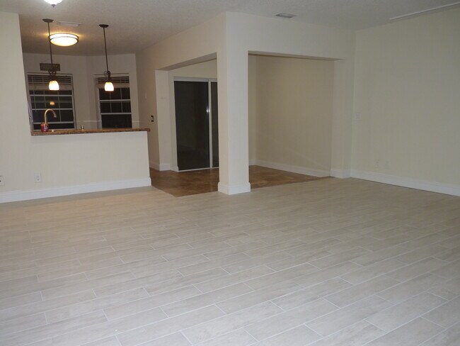 Building Photo - 6667 Via Regina