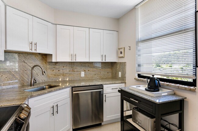 Foto del edificio - 130 Lakeshore Dr