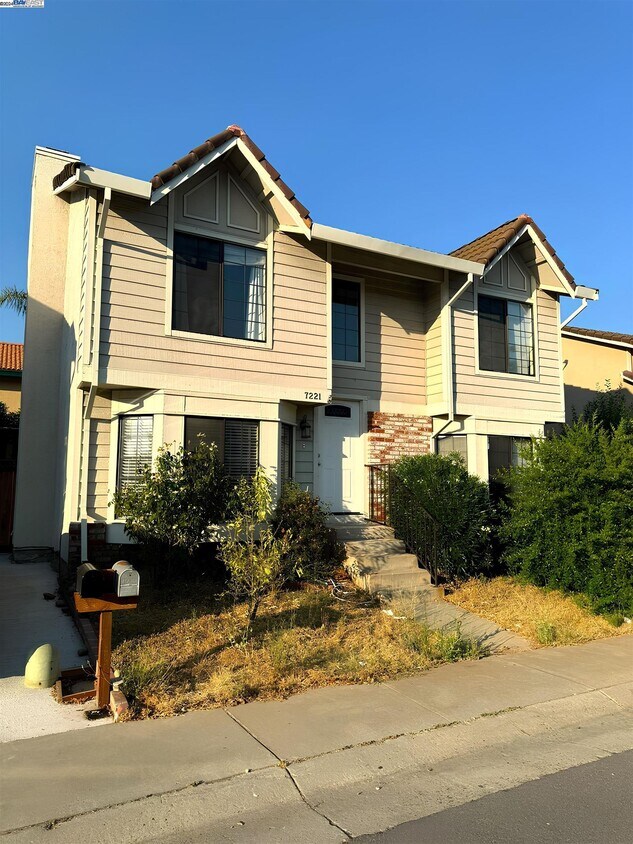 Foto principal - 7221 Sleepy Creek Dr