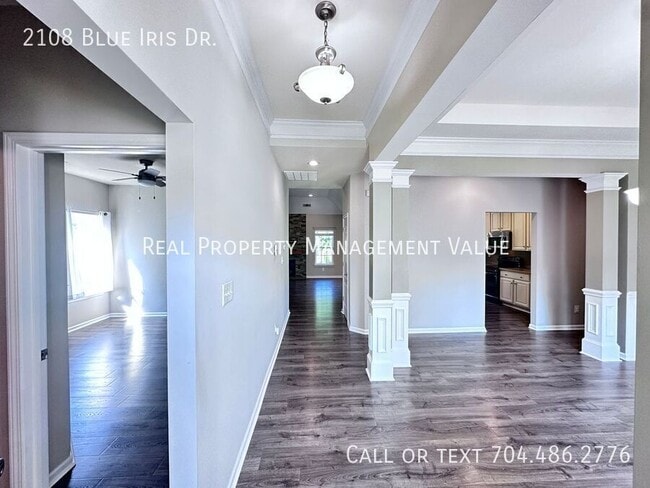 Building Photo - 2108 Blue Iris Dr