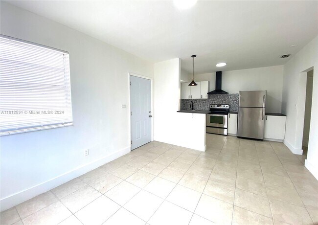 Foto del edificio - 120 NE 55th St
