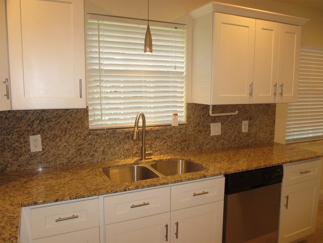 Building Photo - 2810 Biarritz Dr